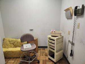 lot 37410 image: Contents of Room