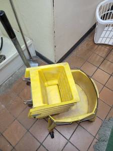 lot 49474 image: Lot of Cleaning Supplies