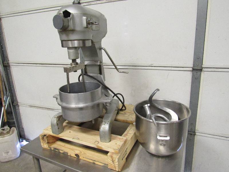 lot 174 image: Hobart 20Qt Mixer With Bowl And Attachments