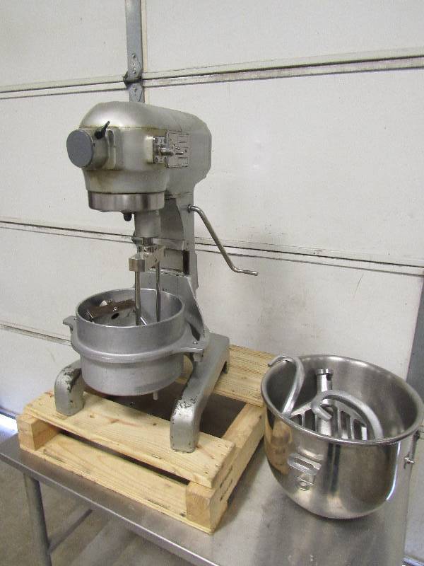 lot 180 image: Hobart 20Qt Mixer With Bowl And Attachments