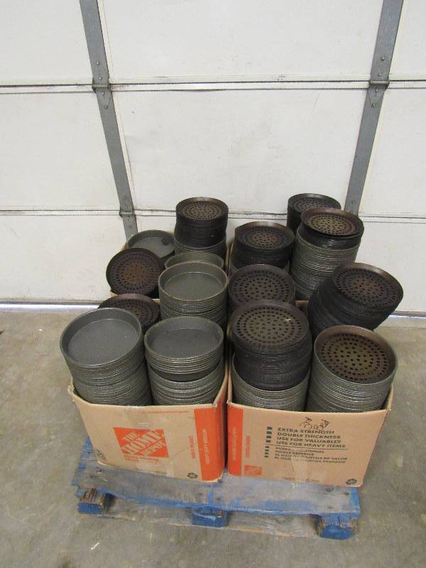 lot 199 image: Contents Of Pallets, Deep Dish Personal Pizza Pans