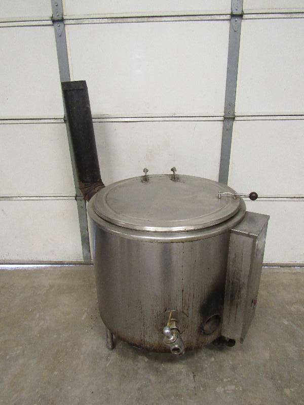 lot 607 image: Wear Ever 40 Gallon Gas Fire Kettle