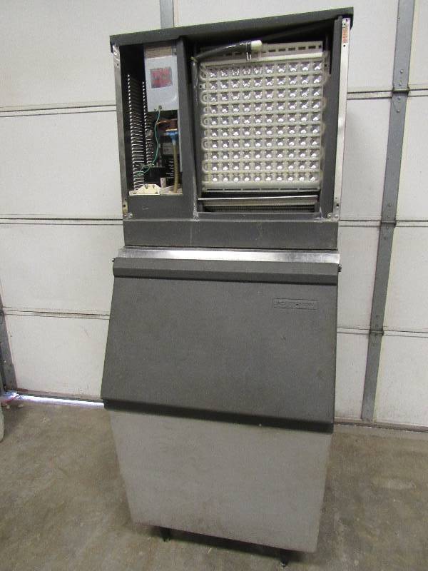 lot 611 image: Scotsman Air Cooled Ice Maker w Bin