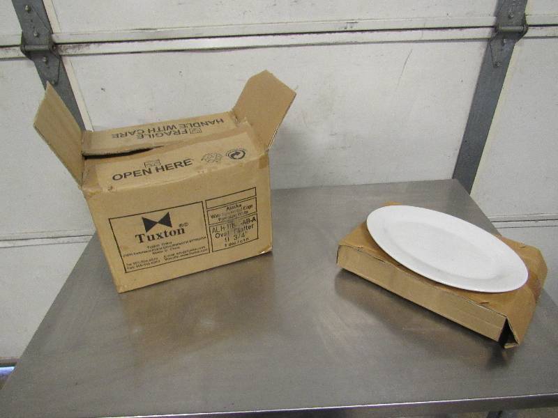 lot 756 image: Case Of 12 Tuxton 11.75 Oval Platters