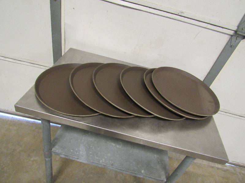 lot 811 image: Lot Of (6) 16 Cambro Camtread Serving Trays