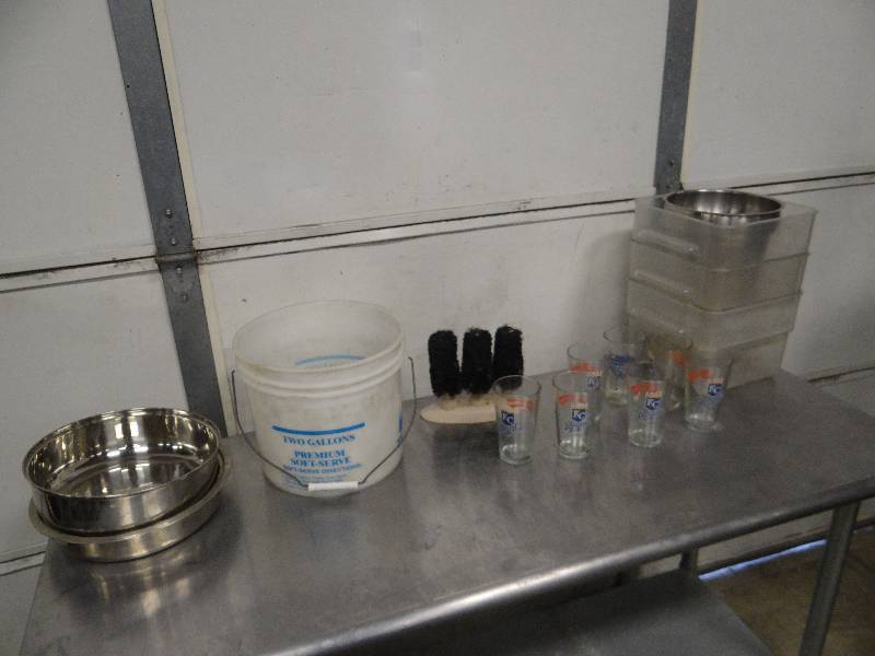 lot 751 image: Assorted Lot of Royals Branded 16 oz Glasses w Bucket And Stainless Inserts