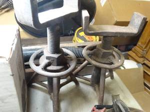 lot 17481 image: 2 Small Support Stands