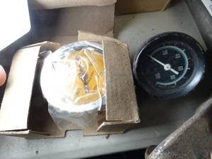 lot 17489 image: Lot of 2 Gauges