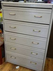 lot 17558 image: Nice 5 Drawer Dresser