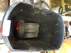 lot 17578 image: Small Trash Can w 4 Wheels LN