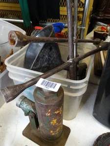 lot 17583 image: Bottle Jacks  Lug Nut Removers  Funnels