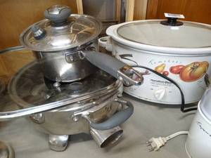 lot 17766 image: Crock Pot and Misc