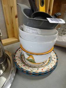 lot 17787 image: Mixed lot of Plates and Bowls