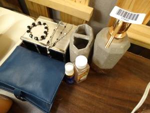 lot 17800 image: Interesting Home Decor Lot