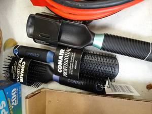 lot 17725 image: Lot of Conair Brushes