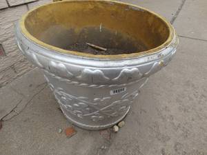 lot 1136 image: Large Planter