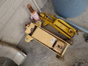 lot 1146 image: Bottle And Floor Jacks