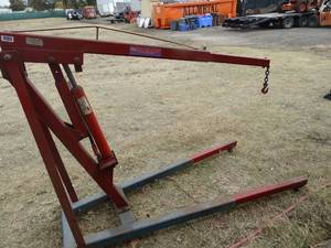 lot 1156 image: Quality Engine Hoist