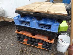 lot 1158 image: Plastic Base Supports  Pallets