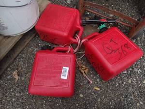 lot 1170 image: 3 - Red Plastic Gas Cans
