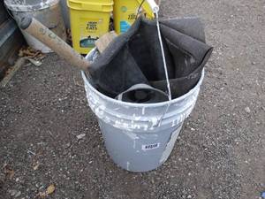 lot 1187 image: Bucket of Misc Tools and Traps