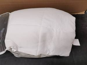 lot 3256 image: Souloooe 10.512 White Comforter 1Pc