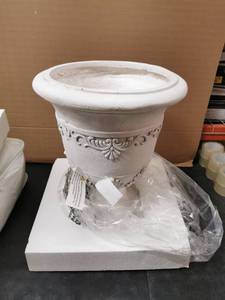 lot 3257 image: White Flower Vase 1 Pc