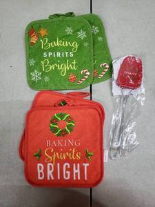 lot 5132 image: Christmas Pot Holder Spatula Set