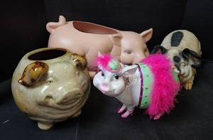 lot 155 image: Pig Decor