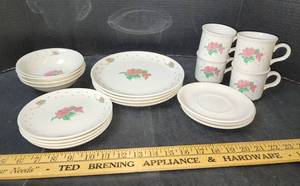 lot 158 image: NIB 20 Piece Dishes Set