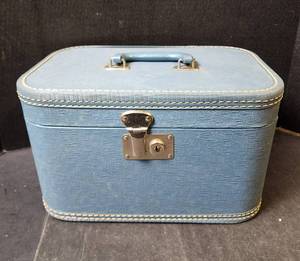 lot 184 image: Vintage Train Case