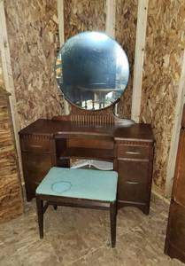 lot 248 image: Vanity with Mirror and Bench (Matches lot 249) 46x17x62