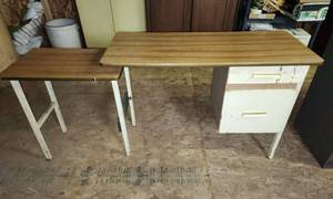 lot 255 image: Metal Desk with Extender