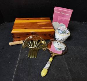 lot 265 image: Jewelry Box and More