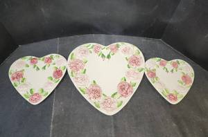 lot 266 image: Dishes Hand Painted in Portugal