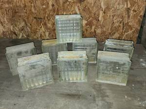 lot 400 image: (8) Square Glass Bricks 8x8x4