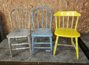 lot 412 image: (3) Chippy Chairs (needs some repairs)