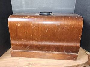 lot 437 image: Vintage White Brand Rotary Sewing Machine in Wooden Case Dated 1927