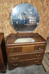 lot 441 image: Dresser with Mirror (matches lot 487) 39x18x66