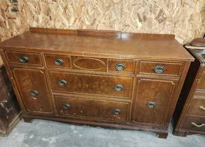 lot 442 image: Dresser 62x21x38