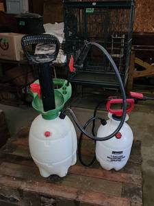 lot 470 image: (2) Sprayers (1 gal and 2 gal)