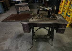 lot 476 image: Vintage Sewing Machine in Cabinet (non-working)