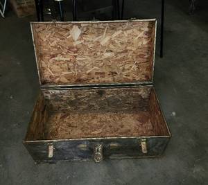 lot 482 image: Trunk 30x15.5x13