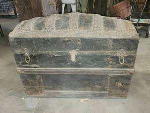 lot 483 image: Camelback Trunk 32x17x23