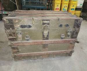 lot 485 image: Trunk with Inserts 32.5x19.5x23.5