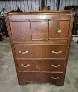 lot 487 image: Chest of Drawers - Huntingburg Furniture Company (matches lot 441) 30.5x14.5x45