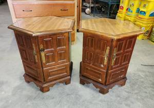 lot 491 image: (2) End Tables 18.5x21.5