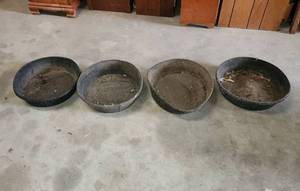 lot 515 image: (4) Rubber Feed Pans 16x4 (no holes)