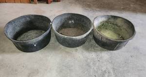 lot 516 image: (3) Rubber Feed Pans 16x8 (no holes)