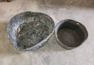 lot 517 image: (2) Rubber Feed Pans 16x8 and 26x10 (no holes)